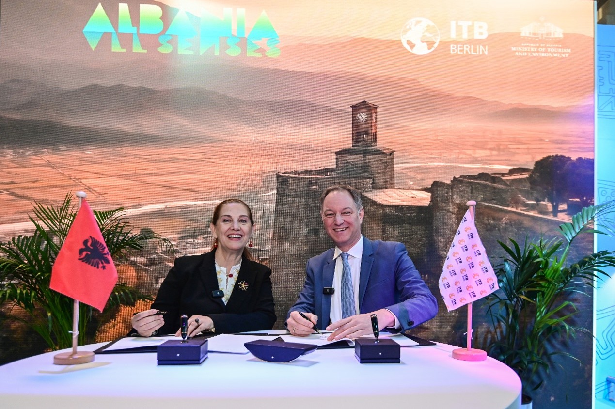 Die Unterzeichnung des Gastlandvertrags mit dem albanischen Ministerium für Tourismus & Umwelt und der ITB Berlin. 