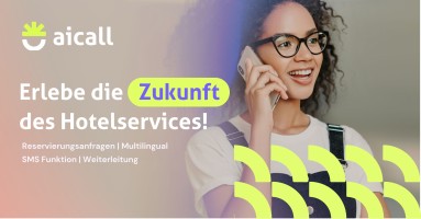 Eine Frau am Handy, neben ihr ein Text „Erlebe die Zukunft des Hotelservices“