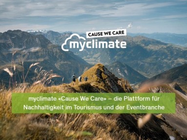 Eine grüne Berglandschaft mit drei Wanderern auf einem Berggipfel. Auf dem Bild das Logo und der Claim von MyClimate.