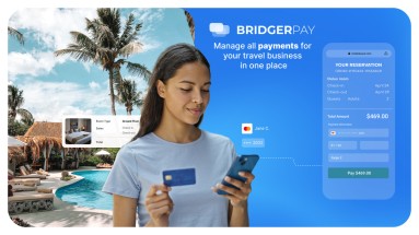 Eine Frau, die eine Kreditkarte und ein Smartphone in der Hand hält, mit einer Hotelanlage im Hintergrund und einer BridgerPay Grafik auf der rechten Seite.