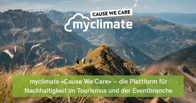 Eine grüne Berglandschaft mit drei Wanderern auf einem Berggipfel. Auf dem Bild das Logo und der Claim von MyClimate.