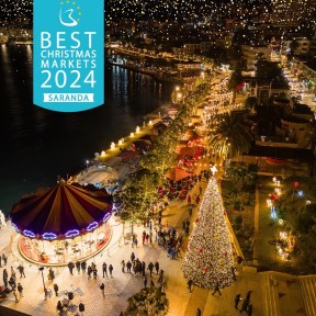 Der Weihnachtsmarkt in Saranda mit bunten Lichtern an der Strandpromenade. 