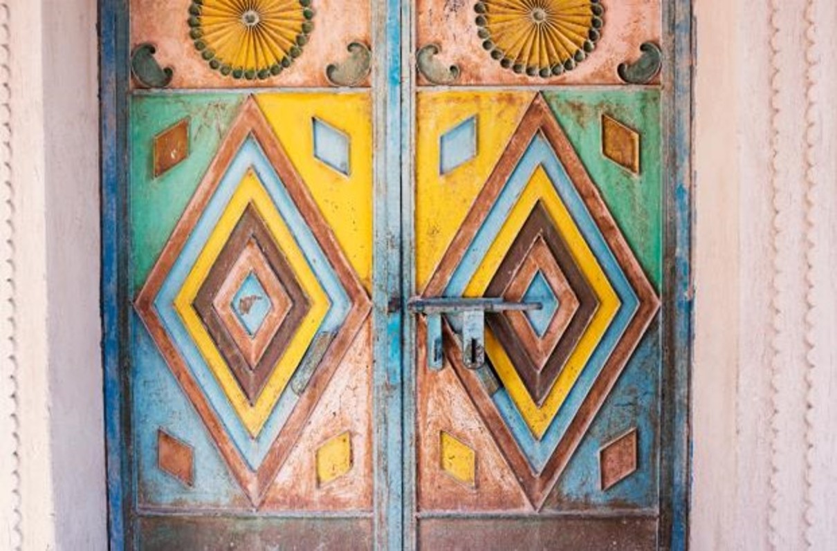 Eine verzierte Stahltür mit verschiedenen Mustern