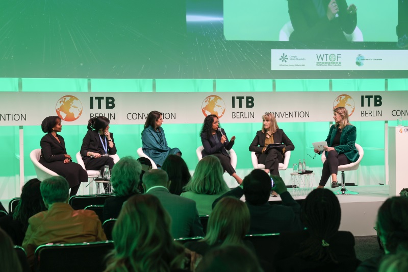 Fünf Panelistinnen auf der Green Stage des ITB Berlin Kongresses, im Vordergrund das Publikum.
