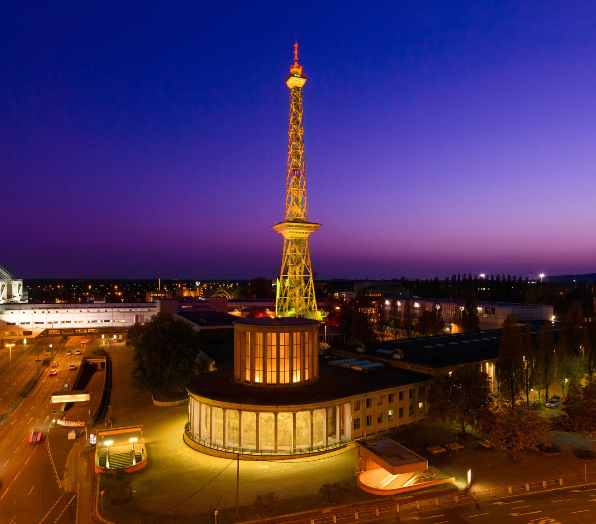 Funkturm bei Nacht